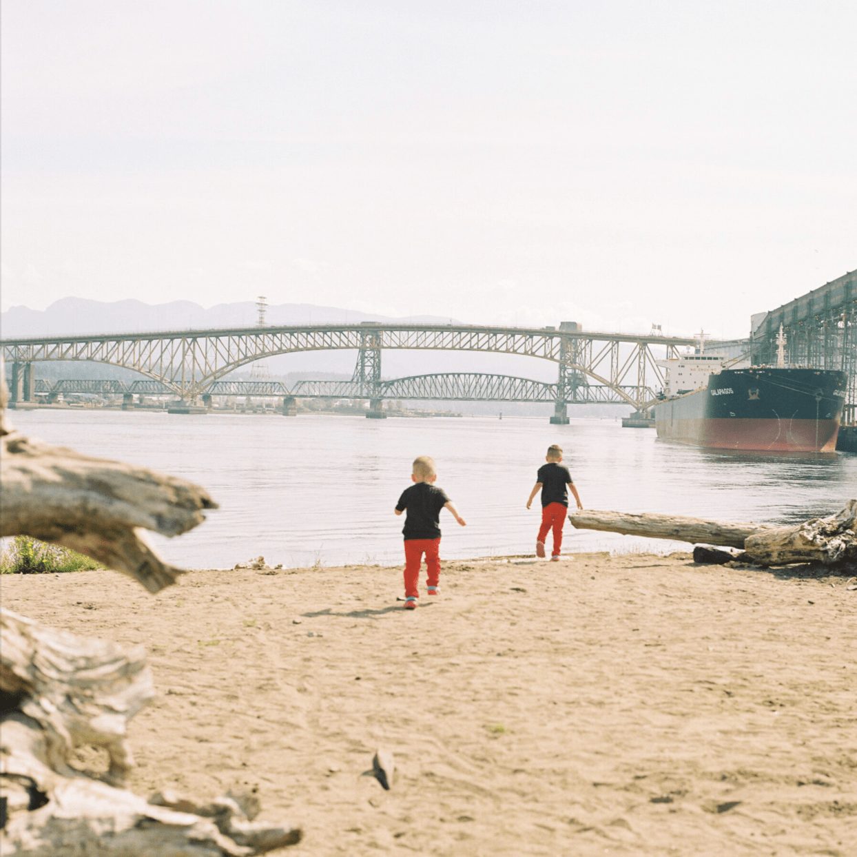 Two kids running toward the water